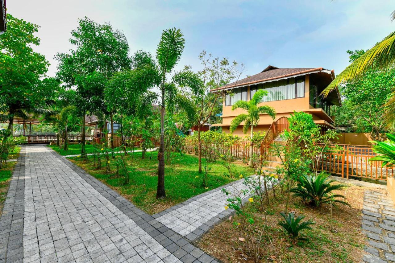 Grand Ayur Island Hotel Perumbalam Exterior foto